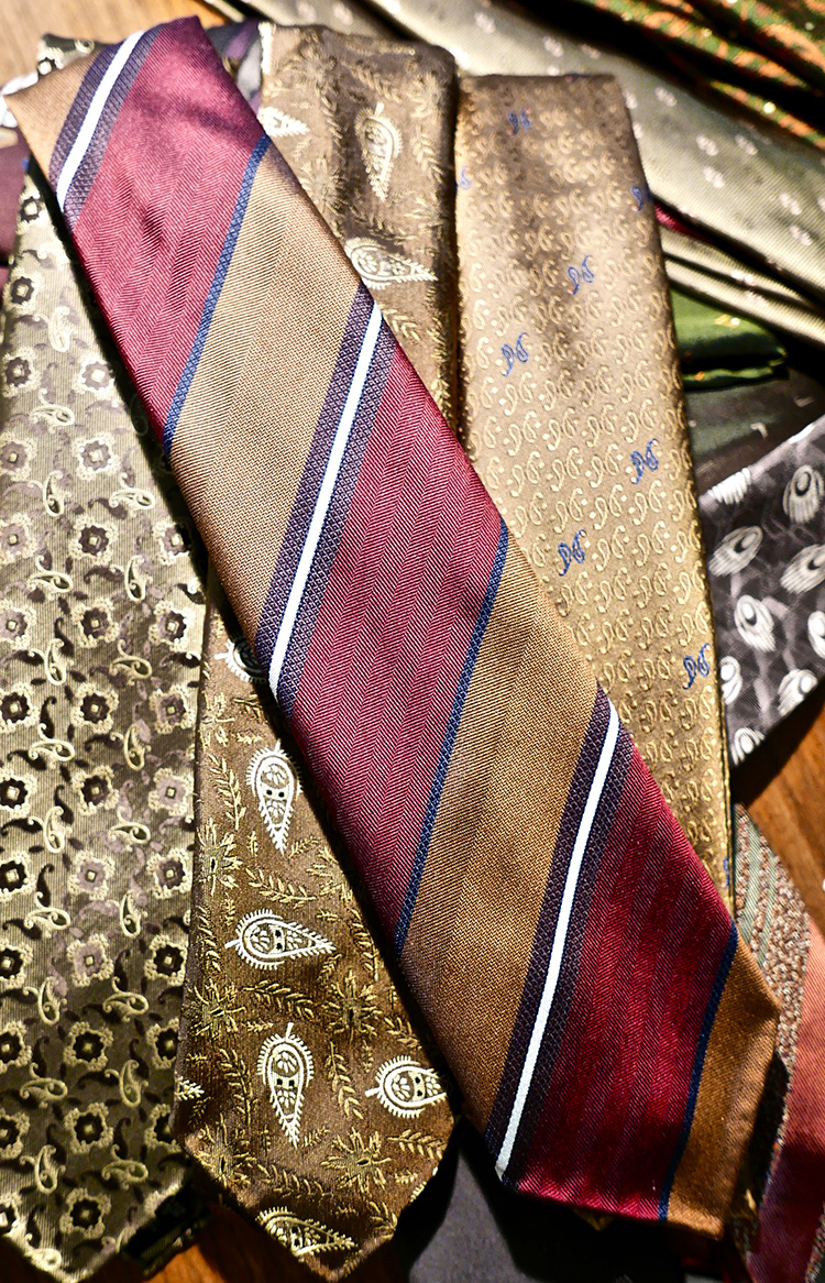 <p><strong>1.  Atto Vannuci ties / アットヴァンヌッチのネクタイ</strong><br />
These beautifully hand made ties with their softly rolling unpressed folds exude more of a refined elegance than stiff formality. Made this season in colors inspired by the Scottish highlands.  Sophisticated masculinity.</p>
<p><small>折り目をつけずにソフトに折られた、この美しいハンドメイドのネクタイは、堅苦しいフォーマル感というより、洗練されたエレガンスが漂います。今シーズンは、スコットランドのハイランド地方にインスピレーションを得たカラーで、洗練された男らしさが感じられます。</small></p>
