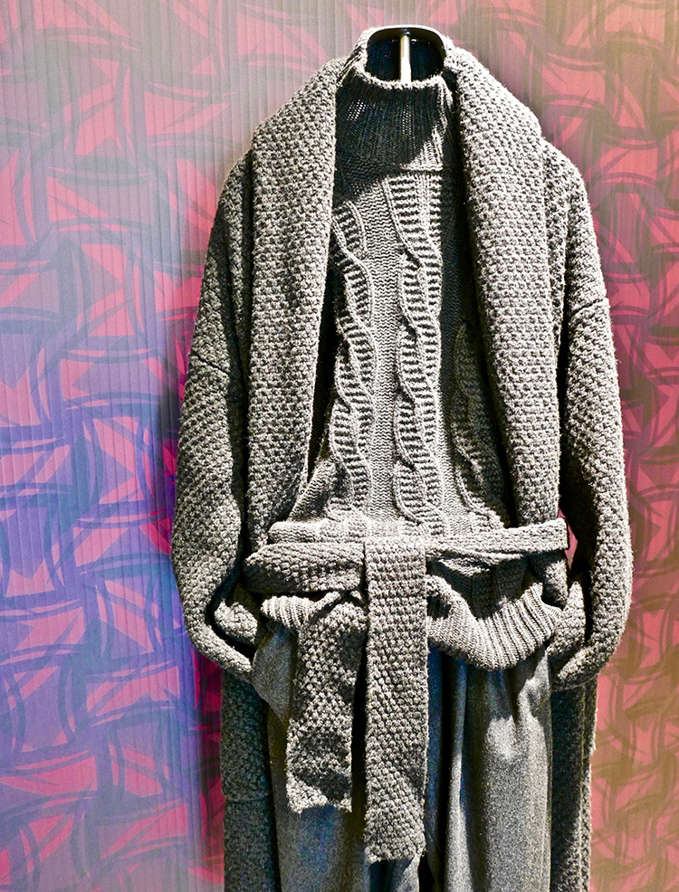 <p><strong>3.  Drumohr monochromatic look / ドルモアのモノクロコーディネート<br />
</strong>Drumohr displayed a wide range of colorfully patterned and textured pieces  at Pitti, but this monochromatic look caught my eye.  It still creates interest by mixing patterns and textures but in a quieter, more sophisticated way.</p>
<p><small>ドルモアは、ピッティにて、様々な色と柄、素材のアイテムを発表していましたが、私は、このモノクロのルックが、特に気に入りました。こちらも柄と素材をミックスしていますが、少し控え目で、より洗練された感じがあります。</small></p>
