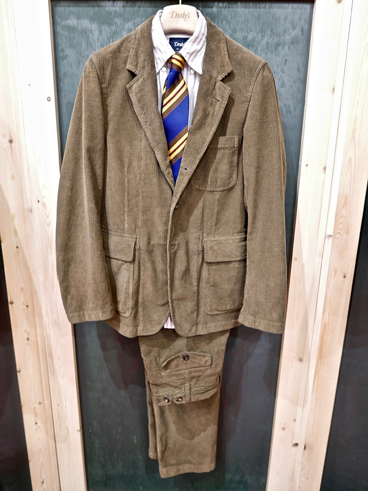 <p><strong>7.  Drake’s corduroy suit / ドレイクスのコーデュロイスーツ</strong><br />
A cotton suit is already a bit casual by nature.  Drake’s takes it one step further with this unconstructed suit with patch pockets.  The perfect weekend knock about suit.</p>
<p><small>コットンのスーツは、その素材からして、すでにカジュアルな雰囲気があります。ドレイクスは、このパッチポケット付きのアンコンストラクテッドのスーツで、さらに一歩、カジュアル化トレンドの先を行きます。週末にぴったりのスーツです。</small></p>
