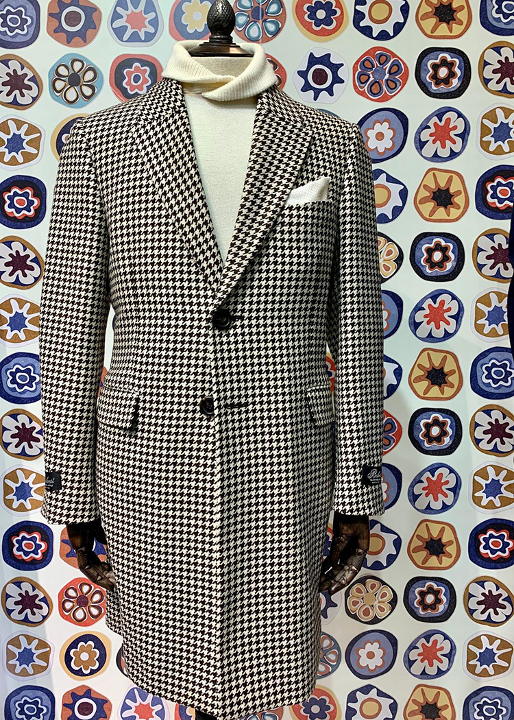 <p><strong>18.  Belvest overcoat / ベルヴェストのオーバーコート</strong><br />
Houndstooth pattern is definitely having a moment.  A gentleman wearing this overcoat by Belvest would cut a rakish figure indeed. In a word-sublime.</p>
<p><small>千鳥格子柄は今のトレンドの一つです。ベルヴェストのこのオーバーコートを羽織れば、ラキッシュな印象を与えること間違いなしです。</small></p>
