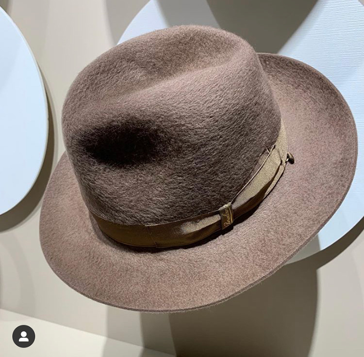 <p><strong>20.  Borsalino hat / ボルサリーノの帽子</strong><br />
Borsalino hats are almost de rigueur at Pitti Uomo.  I like this one for its neutral color, tone and texture.</p>
<p><small>ボルサリーノの帽子は、ピッティ・ウオモではほぼ必須のアイテムです。ニュートラルな色、トーン、素材のこのデザインが、私は気に入りました。</small></p>
