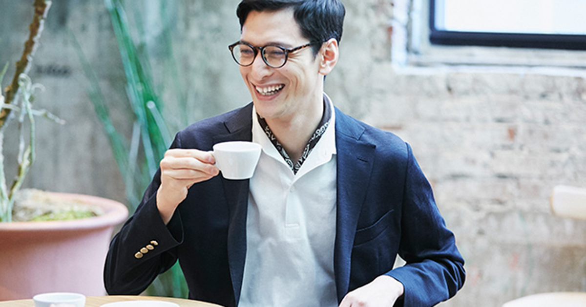 仕事で着ていた紺ブレ＆パンツを、休日にも応用するコツ | MEN'S EX