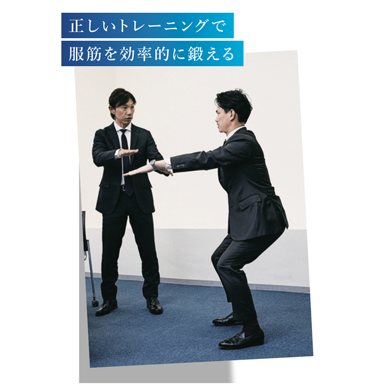 大臀筋、中臀筋を効率よく鍛えるポーズを指導中の様子