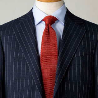 いつもの紺スーツを華やかに見せるコツ【1分で出来るスーツのお洒落】