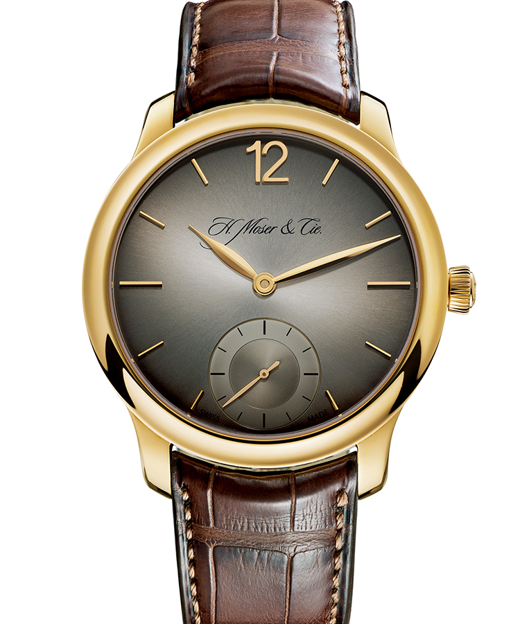 <p><b>H.MOSER & CIE.</b>　H.モーザー</br>エンデバー・スモールセコンド</br><b>繊細なグラデーションが美しいアイコニックなフュメ文字盤</b></br>たゆたう煙のように、ダイヤルの色味が繊細なグラデーションを奏でる。メゾンを象徴するフュメダイヤルで、最初に登場したのがこのシックなブラウングレーだった。これを称してシグネチャーフュメ。ギリギリまで針位置を下げたスモールセコンドにより、懐中時計にも似たたたずまいに。上質な自社製ムーブメントが、その下に潜んでいる。手巻き。径38.8mm。18KRGケース。アリゲーターストラップ。189万円（イースト・ジャパン）</p>
