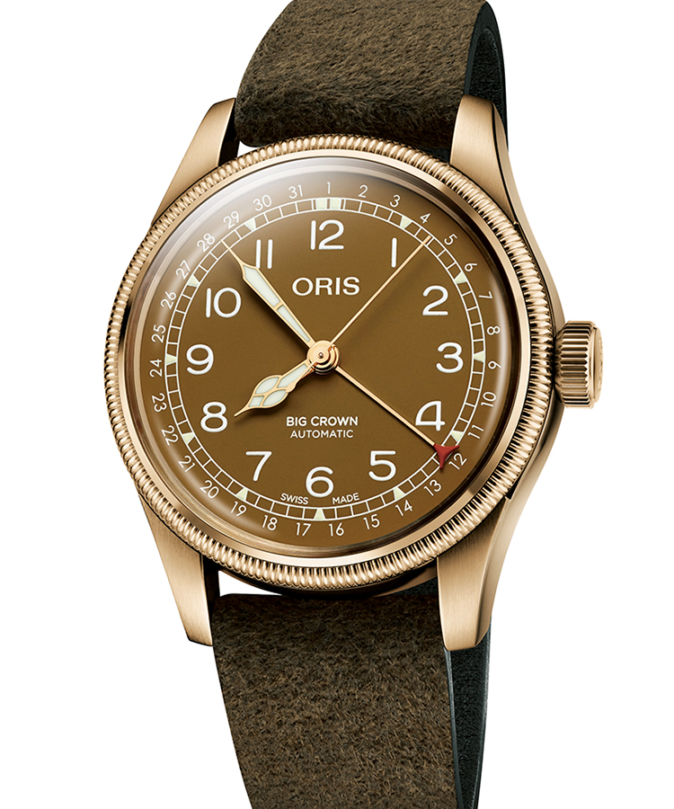 <p><b>ORIS</b>　オリス</br>ビッグクラウン ブロンズ ポインターデイト</br><b>ヴィンテージ感を高めるオール・ブロンズ</b></br>古典的な外観は、1938年に誕生した航空時計に範を採る。この時初搭載したポインターデイトは、今もオリスを象徴する機構の1つ。ケースに加え、ダイヤルもブロンズ製に。特殊な化学処理と透明なマットコーティングとを施したダイヤルは、独特の風合いを持つブラウンカラーを浮かべている。自動巻き。径40mm。ブロンズケース。ゴートレザーストラップ。22万円（オリス・ジャパン）</p>
