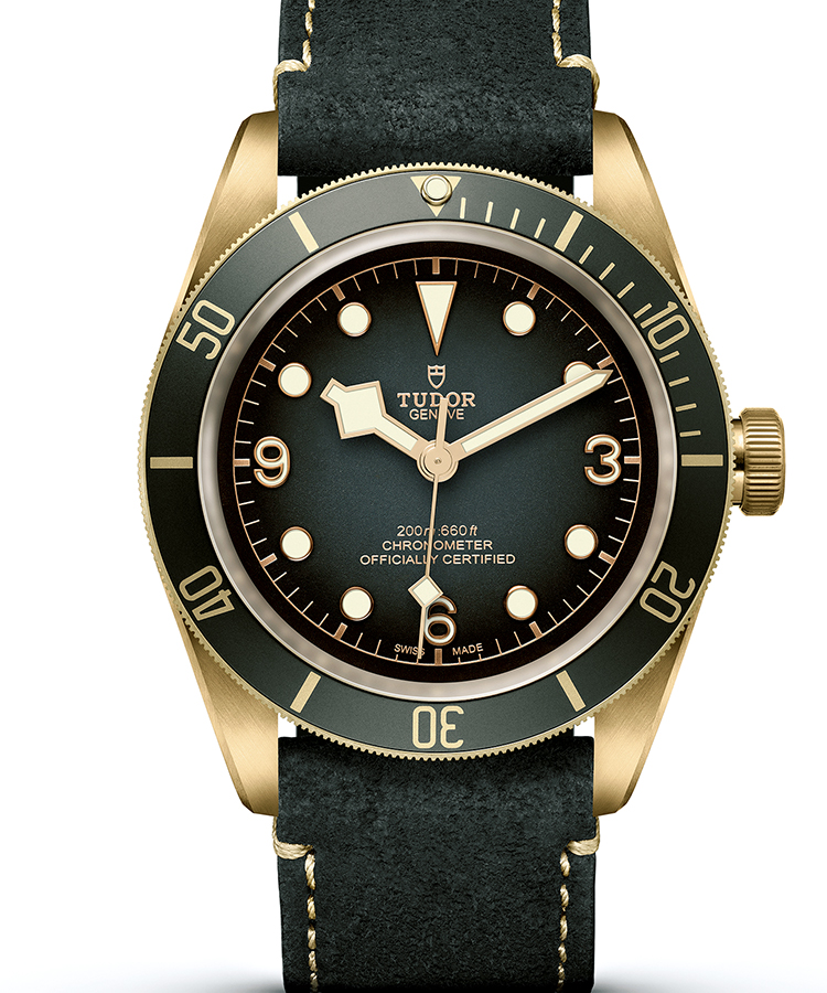 <p><b>TUDOR</b>　チューダー</br>ブラックベイ ブロンズ</br><b>ヴィンテージを洗練する素材と色とのマッチング</b></br>ブロンズケースにスレートグレーのベゼルとダイヤルとを組み合わせ、ヴィンテージ感を創出。ベージュのステッチが映えるヌバック製ストラップも、お洒落だ。素材や色の絶妙な組み合わせで、スタイリッシュに仕上がっているのがチューダーの魅力。使うほど味わいを増す、ケースの経年変化も楽しみ。自動巻き。径43mm。ブロンズケース。ヌバックレザーストラップ。40万9000円（日本ロレックス／チューダー）</p>
