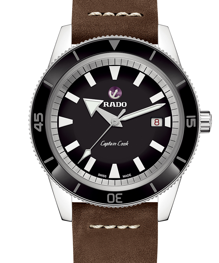 <p><b>RADO</b>　ラドー</br>ラドー キャプテン クック オートマティック</br><b>1962年スタイルをわずかにモダナイズ</b></br> 元来スポーティなダイバーズウォッチも、ヴィンテージな仕立てとブラウン使いでグッとシックな印象となる。すり鉢状のベゼルなど、1962年に誕生したオリジナルモデルの姿を継承しながら、大型のケースでモダナイズ。ベゼルのインサートは得意とするハイテクセラミックス製とし、耐傷性を高めている。ダイヤルは繊細なサンレイ加工で、ストラップにはスエードを用い、ブラウンを一層味わい深く仕立て上げた。自動巻き。径42mm。SSケース。カーフストラップ。21万円（ラドー／スウォッチ グループ ジャパン）</p>
