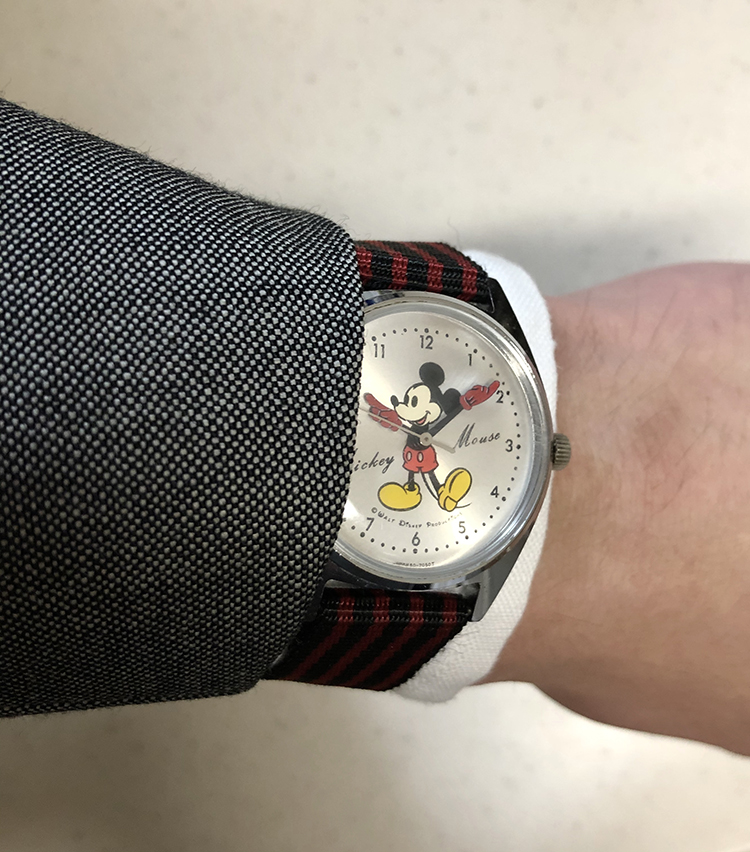 <p><strong>ビームスハウス　丸の内　阿由葉銀河さんの愛用時計<br />
セイコー×ミッキーマウス／1970’s SEIKOヴィンテージ</strong><br />
「1970年代の、SEIKOとミッキーマウスのコラボの時計です。今もこの手の時計は良く見かけますが、そこにいるミッキーよりもなんだかシュッとしていて可愛すぎないミッキーが両手で時間を示してくれます。クラシックなスーツの袖元からチラッとミッキーが見えたら茶目っ気があって良いな、なんて思い、スーツスタイルの時に良くつけている一本です」<br />
<a href=