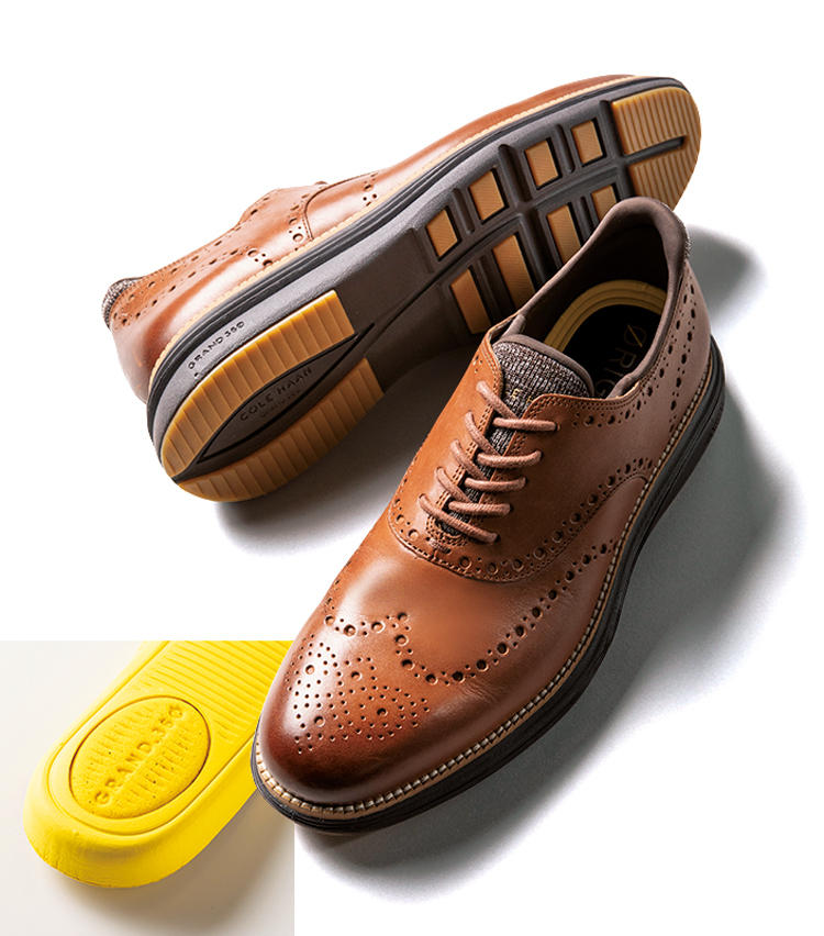 <p><strong>COLE HAAN ／ コール ハーン<br />
雲上の履き心地のみならずデザインの完成度もさすが</strong><br />
高密度な2層構造のフォームを備え、さらなるクッショニングを追求した最新モデル。足首周りにパッドがつけられており、ソックスのように柔らかなフィットも感動モノだ。3万6000円(コール ハーン ジャパン)</p>
