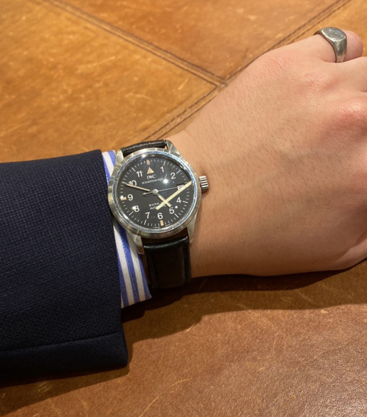 <p><strong>SHIPS 渋谷店スタッフ　小川厚也さんの愛用時計<br />
IWC／MARK XII</strong><br />
「パイロットウォッチではありますが36mmという小ぶりなサイズ感から、ドレスにもカジュアルにも重宝しています。MARKシリーズの中でも唯一ジャガールクルト製『Cal.884/2』が搭載されている点も所有欲を満たしてくれます」</p>
