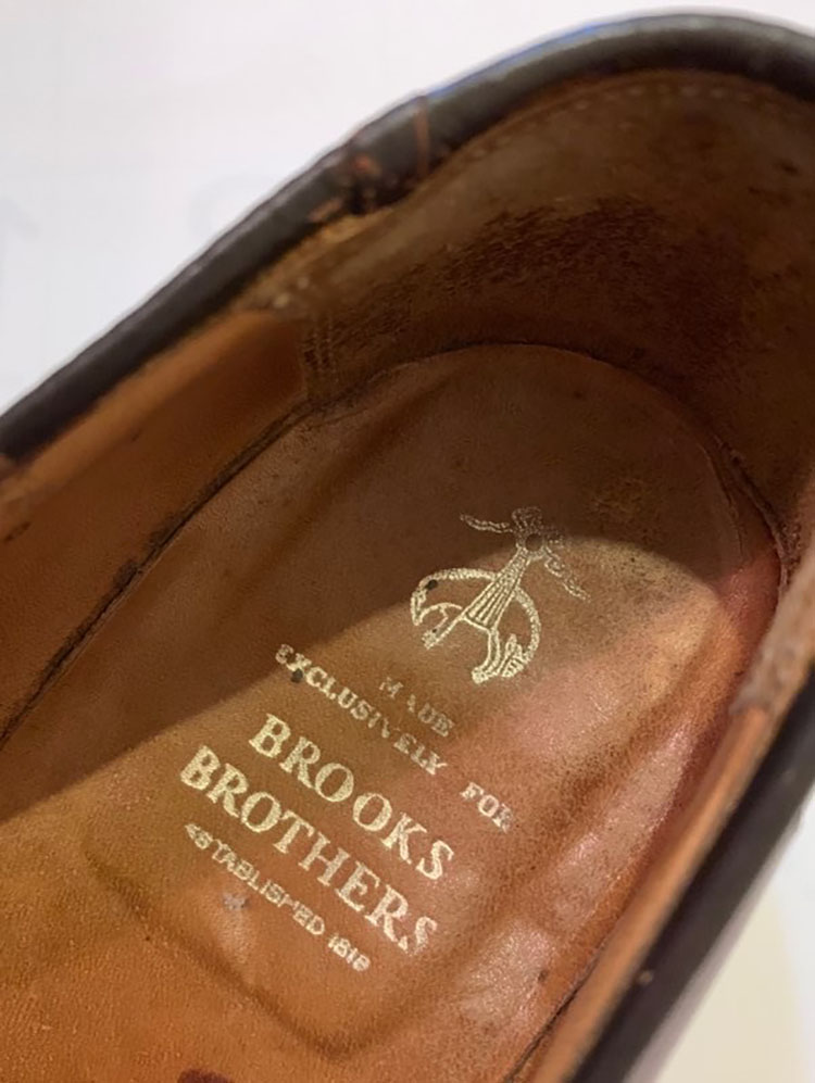 <p>中敷きには、「BROOKS BROTHERS」のロゴとゴールデンフリースのマークが入っている。</p>
