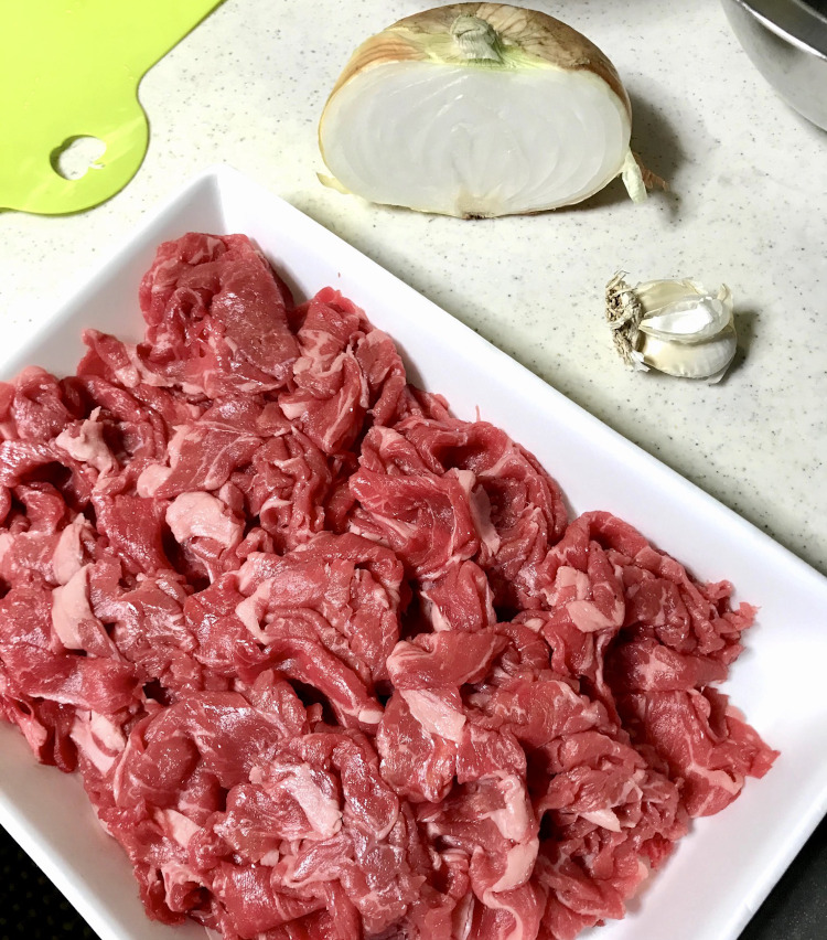 <p>1.まずは以下の材料を用意する。<br />
・牛肉（スライスや切り落とし）400g<br />
・玉ねぎ　半個<br />
・ニンニク　ひと掛け<br />
その他、マッシュルームやしめじなどもおすすめ。また、牛肉は肩ロースだとさっぱり目、バラ肉だとこってりとした仕上がりになる。</p>
