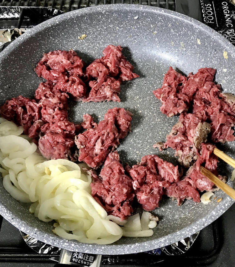 <p>5.玉ねぎがしんなりしたら、牛肉を炒める。</p>
