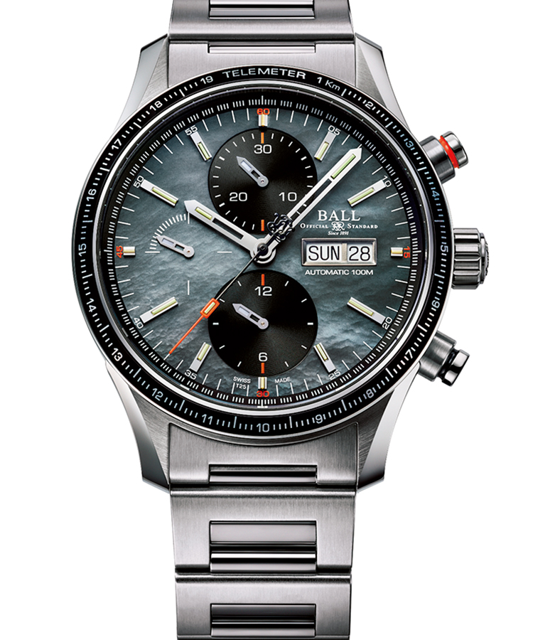 <p><b>BALL WATCHS</b>　ボールウォッチ<br />
ストークマン ストームチェイサー プロ ブラックMOP<br />
<b>MOPで甘さをまとう自然の猛威と戦う時計</b><br />
竜巻や雷といった気象現象を追い、データ収集するストームチェイサーのためのプロ用クロノ。稲妻の光と音の時間差から距離が計測できるテレメーターを装備する。そのダイヤルをMOP製とし、オレンジを差し色としたことで甘い艶感も。MOPの質感は、青空に立ちこめる雷雲にも似る。自動巻き。径42mm。SSケース＆ブレスレット。27万6000円（ボール ウォッチ・ジャパン）</p>
