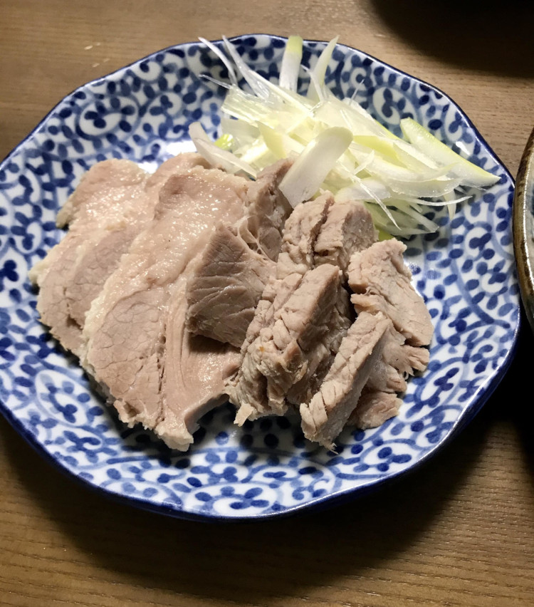 <p>6．【熟成塩豚の美味しい食べ方その1／茹でた後そのままスライス】茹でた後に冷ますこと1～2時間。そのままカットして、茹で豚としていただく。塩豚の旨味がダイレクトに味わえて美味！</p>
