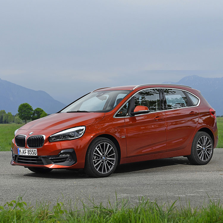 <p><strong>BMW 2 アクティブツアラー<br />
386万円～548万円</strong><br />
BMWで好調なセールスを続けている2シリーズ。特に家族向けにオススメしたいのはコンパクトミニバンとなる「アクティブツアラー」。兄弟車に7人乗り、3列シートの「グランツアラー」があるが、基本性能は同じ。全長約4.6mの小柄なボディに使いやすい車内設計、2ℓと小さいながら元気なエンジン、と国産ミニバンとは全く異なるテイストになっている。</p>
