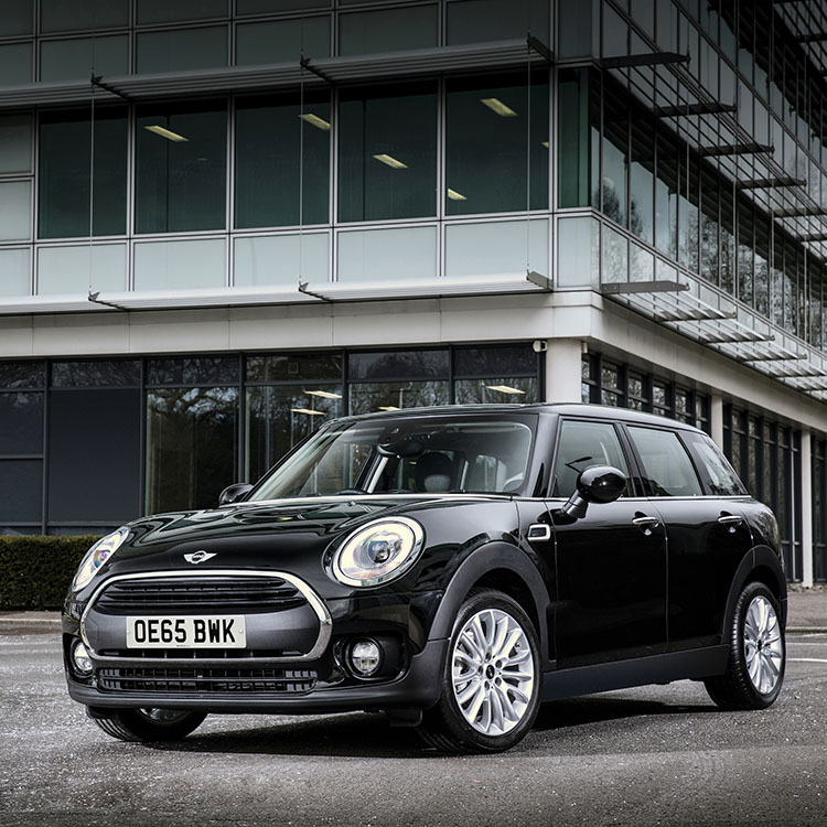 <p><strong>MINI ミニ<br />
265万～418万円</strong><br />
2001年の発売以来、人気ランキングでは常に上位に入るコンパクトモデル。派生モデルも多く本来のハッチバックの他にSUVやワゴンモデルもラインナップしている。オススメはやっぱりスタンダードのコンパクトハッチ。初代から受け継いだデザイン、どの年代でも共通の高い走行性能、おしゃれなインテリアなど所有欲をくすぐる要素が多い。モデルチェンジを重ねてもデザインが大きく変わらない点もポイントが高い。</p>
