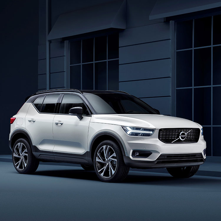 <p><strong>ボルボ XC40<br />
396万2037円～569万3519円</strong><br />
安全性能の高さと北欧デザインで統一された内外装のデザインで高い評価を集め、世界中の自動車賞を獲得したボルボのSUVシリーズ。その中で最も小さいXC40は、価格が抑えながらボルボらしさが凝縮されている。特に女性だけで運転するケースが多いなら、ボルボの誇る運転支援システムは感動もの。普段使いからロングドライブまで様々な場面で活躍してくれる。</p>
