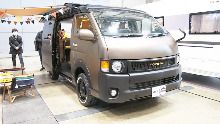 <p>同じくトヨタ「ハイエース」ベースのflexdreamの「FD-BOX7vanlife」。この車両は丸目外装などを追加したコンセプトモデルだ。</p>
