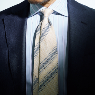 「手持ちの紺ジャケット」どうやって涼しく見せる？【1分で出来るスーツのお洒落】