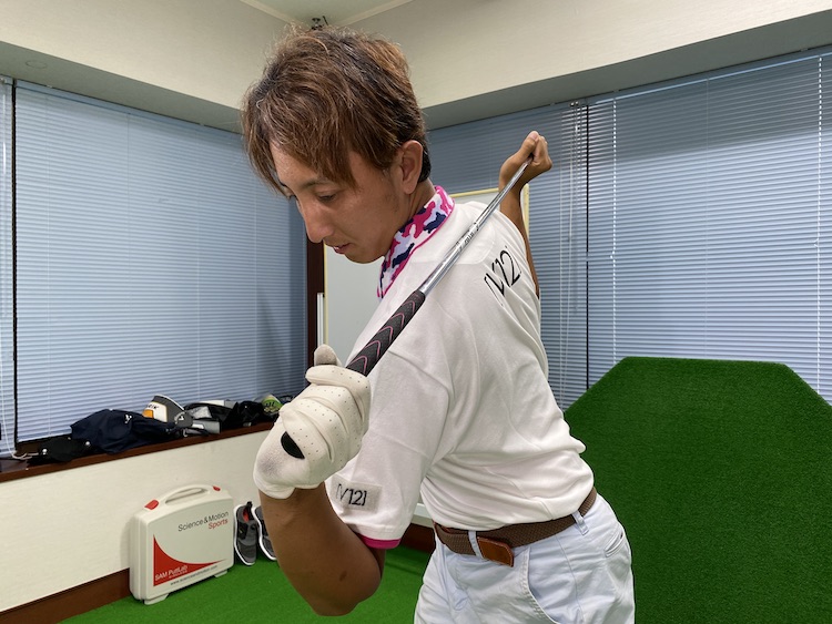 テークバックからトップまでは、腕を極力使わないように意識