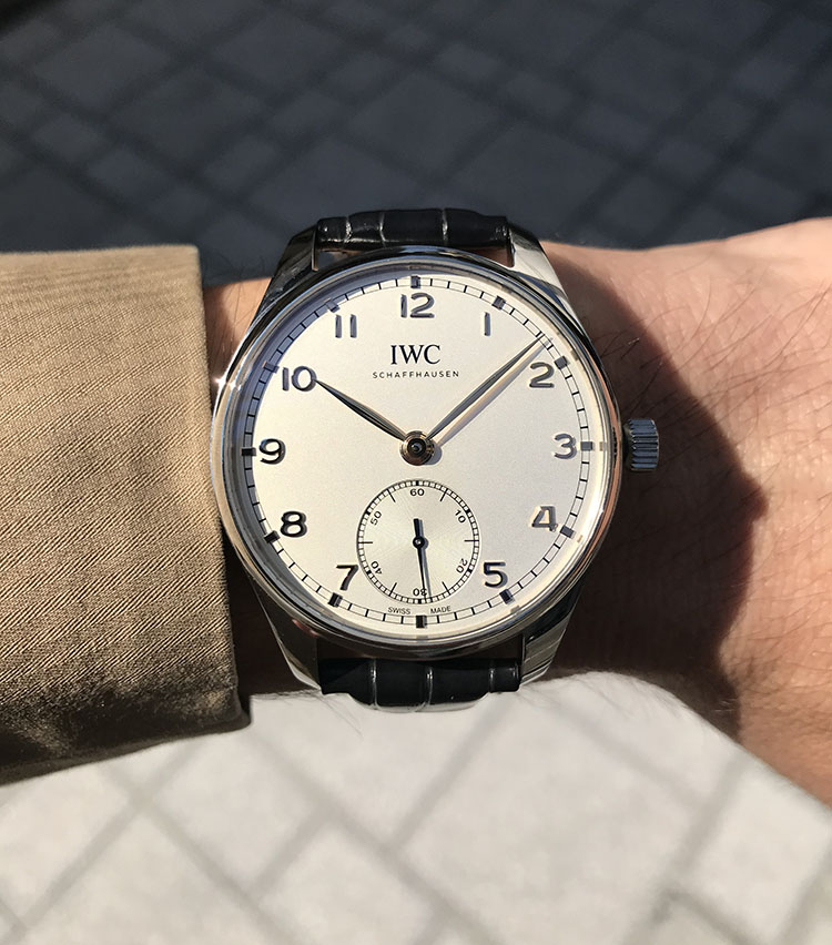 <p><strong>IWC<br />
ポルトギーゼ・オートマティック 40</strong><br />
「ポルトギーゼシリーズは、IWCの中でもクラシカルな雰囲気を残したデザインが特徴です。2020年の新作モデルは清潔感があって知的なスモセコ3針タイプ。ジャケットやスーツの腕元に最適です」</p>
