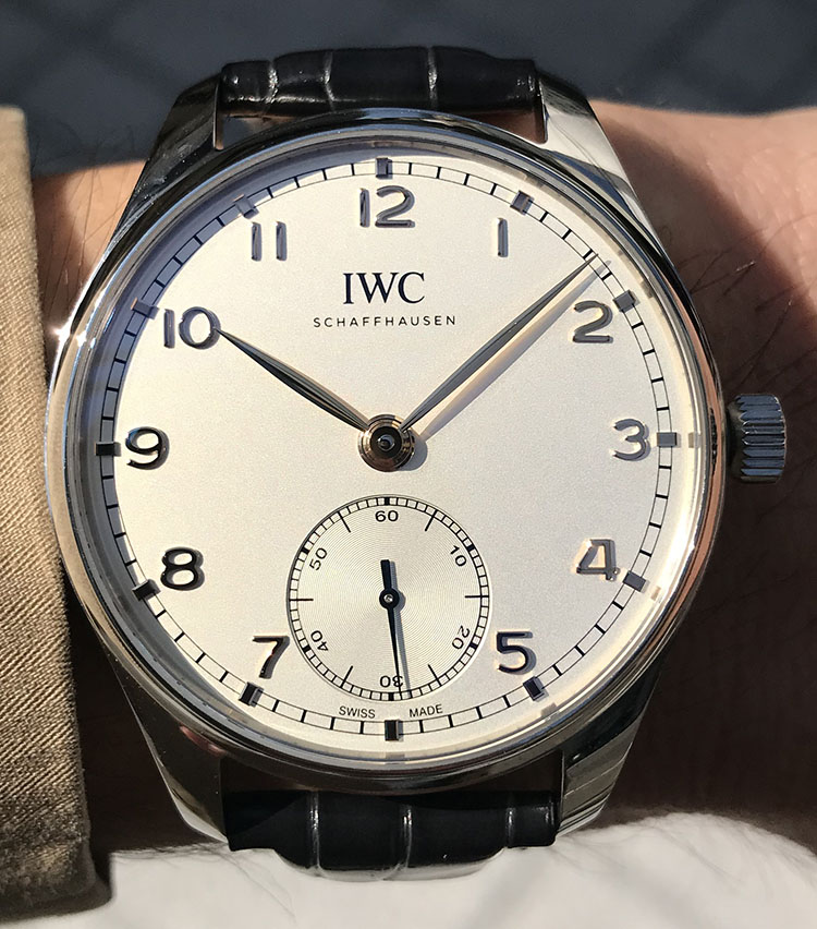 <p><strong>IWC<br />
ポルトギーゼ・オートマティック 40</strong><br />
ケース径：40.4mm　ケース素材：ステンレススティール　ベルト素材：アリゲーター　ムーブメント：自動巻き　価格：72万5000円</p>
