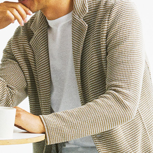 ビシッとしすぎない、WEB会議の服装とは？【1分で出来る胸元お洒落】