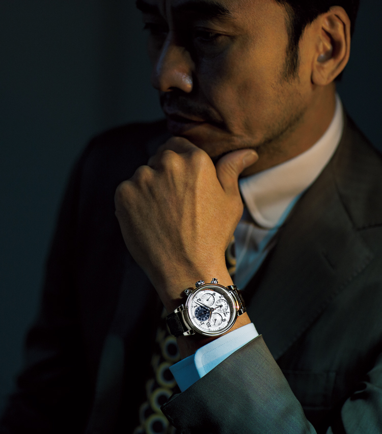 <p><strong>【④知性を感じさせる時計にはグリーンスーツの程よい遊び心を】<br />
IWC ／ アイ・ダブリュー・シー<br />
ダ・ヴィンチ・パーペチュアル・カレンダー・クロノグラフ</strong><br />
知的派クロノグラフには、大人の遊び心も時には必要。「スーツのグリーンやラウンドカラーシャツなど、遊びの要素を散らして上級者風に」。(四方さん)623万円（IWC）</p>
