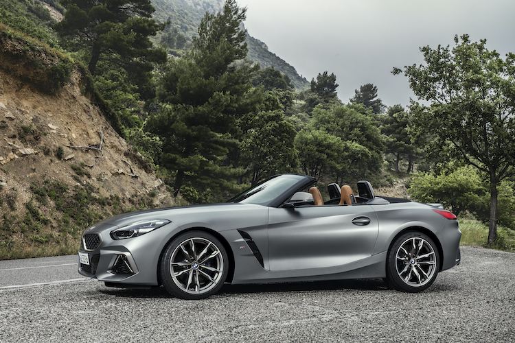 <p>BMWの2シーターオープンスポーツとなるZ4。3代目は旧型のリトラクタブルハードルーフからソフトトップへと変更された。トヨタ スープラの兄弟モデルとしても話題となった。</p>
