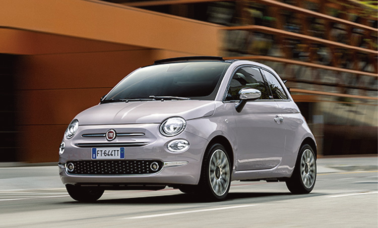 <p><b>可能な限り小さく便利なクルマ<br />
<br />フィアット 500<br />FIAT 500</b><br />
全長3570mmのコンパクトイタリアンハッチバック。燃費性能24km/ℓ、最小回転半径4.7mと都市部で活躍するスペックを誇っている。来年にはEVモデルも登場の予定。200万円〜（チャオ フィアット）</p>
