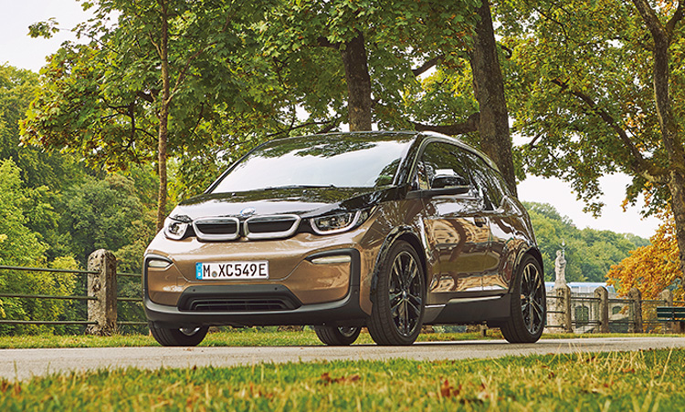 <p><b>ガソリンを使わず都内をドライブ<br />
<br />ビーエムダブリュー i3<br />BMW i3</b><br />
BMWのEVコンパクトであるi3。EV仕様の他に補助用のガソリンエンジンを備えたモデルもあり、その場合の航続可能距離は466km。499万円〜。（BMWカスタマー・インタラクション・センター）</p>
