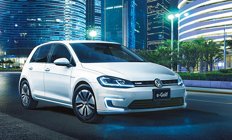 <p><b>電気自動車＋普段使いができる小型車<br />
<br />フォルクスワーゲン e-ゴルフ<br />VOLKSWAGEN e-GOLF</b><br />
定番車であるゴルフの性能に航続可能距離301kmを組み合わせたEVモデル。インテリアなどはゴルフとほぼ同じ。高い基本性能を誇っている。544万8000円〜（フォルクスワーゲン・カスタマーセンター）</p>
