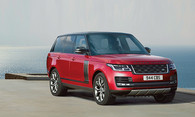 <p><b>場所を気にせずフルサイズSUVを買うのもアリ<br />
<br />ランドローバー レンジローバー<br />LAND ROVER RANGE ROVER</b><br />
砂漠のロールスロイスと称されるランドローバーのフラッグシップモデル。快適性を極めた高級車と本格オフローダーの顔を持ち、オンリーワンの存在であり続けている。1493万円〜（ランドローバー・コール）</p>
