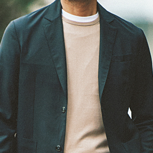 ノッペリしがちな丸首。奥行きを出すには？【1分で出来るスーツのお洒落】