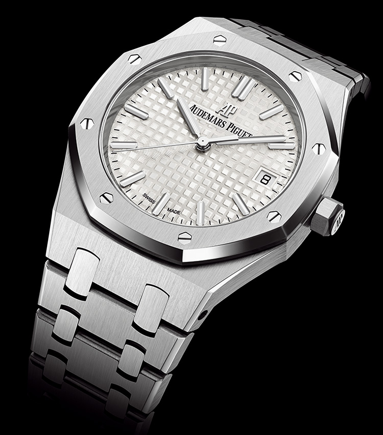 <p><strong>スーツの袖口を知的に彩るアンティークのようなサイズ感<br />
AUDEMARS PIGUET ／ オーデマ ピゲ<br />
ロイヤル オーク オートマティック</strong><br />
<br />
ロイヤル オークこそ、昨今流行りの高級スポーツウォッチの先駆け。1972年の誕生以来様々なバリエを展開してきたが、2020年、３針の自動巻きでは最小となるジェンダーレスの径34mmモデルが新登場した。アンティークのような控えめなサイズ感ながら、エッジの効いた造形により袖口でしっかり主張するのがさすが。天才ジェラルド・ジェンタの手掛けたデザインの普遍性を改めて知らしめる。径34㎜。自動巻き。SSケース&ブレス。190万円（オーデマ ピゲ ジャパン）</p>
