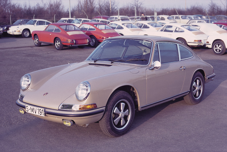 <p>1964年から1974年まで生産されたナローこと初代911。他と同じようにコードである901と呼ばれることもある。値段は軽く1000万円を超える個体ばかりだ。</p>
