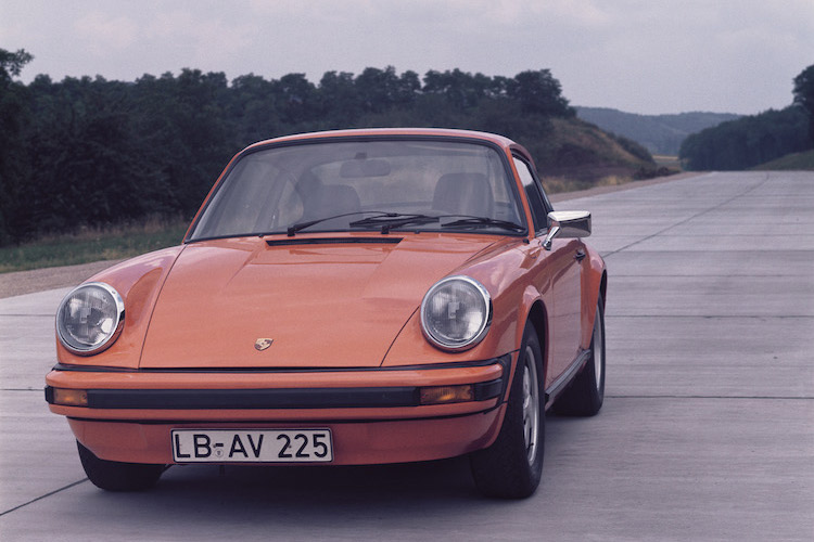 <p>1974年から1989年まで生産されたのが2代目911。930型と呼ばれるモデルで、丸目ヘッドライトを初代から受け継ぎつつ様々な箇所を近代化させた。ベースモデルなら600万円前後から購入できるが、上位グレードや程度の良い個体は1000万円を超えてしまう。</p>
