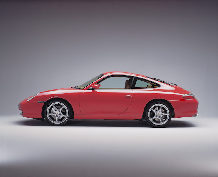 <p>996のボディサイズは全長4430×全幅1770×全高1305mm。最新世代の8代目911は全長4519×全幅1852×全高1300mm。それと比べれば996のコンパクトさが良く分かるはずだ。これも最新世代にはない魅力である。</p>
