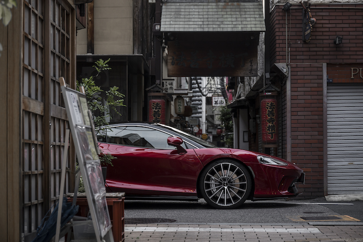 マクラーレンGTと早朝の大阪・歓楽街