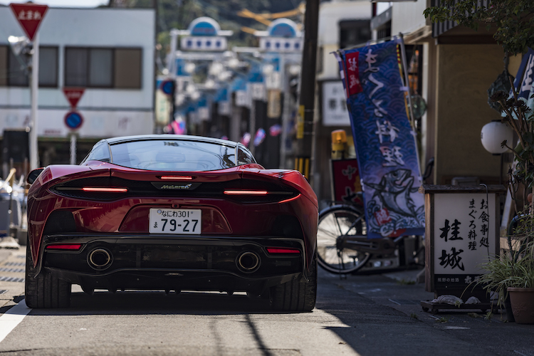 マクラーレンGTと創作マグロ料理で有名なレストラン、桂城