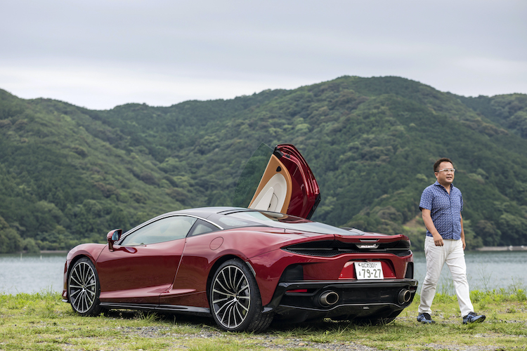 マクラーレンGTとともに海岸沿いの広場で休憩