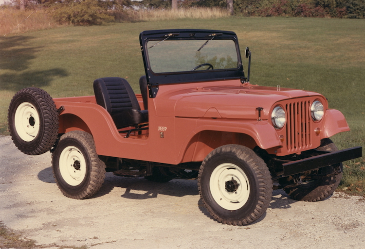 <p>MBの民生版として1945年に登場したのがCJ型。丈夫でパワフルな作業車両“万能農耕馬”として販売が開始されたという。</p>
