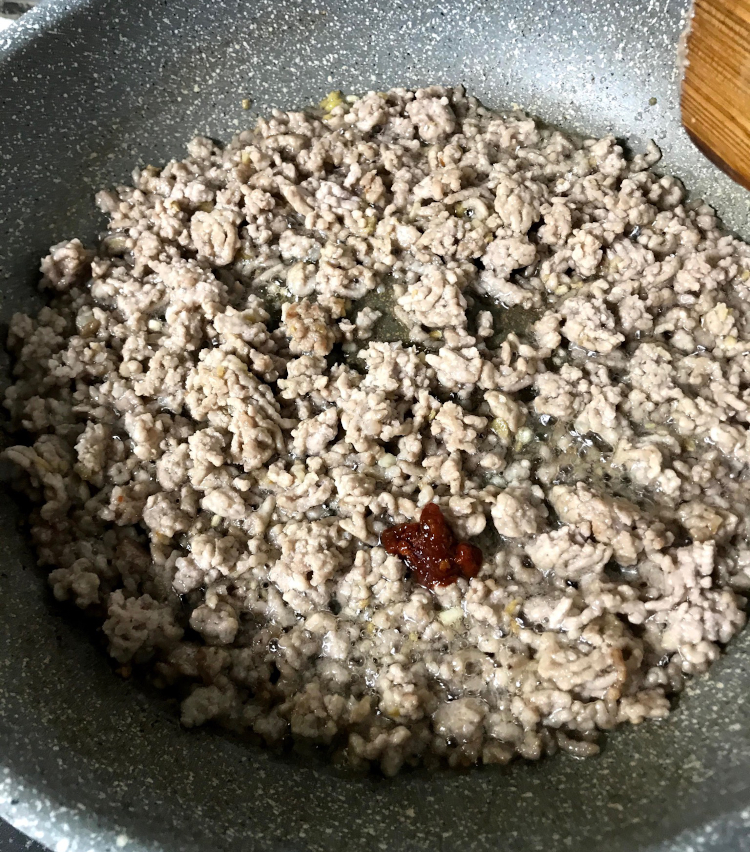 <p>3.香りが立って来たら、ひき肉を投入。<br />
軽く塩をし、肉の色が変わるまで炒めたら豆板醤を小さじ半分入れ、脂の色が透明になるまで炒める。</p>
