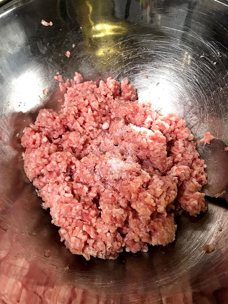 <p>3.豚ひき肉に塩小さじ1、コショウ少々をし、白っぽくなるまでよく練る。肉が温まるとダレるので、手早く！</p>
