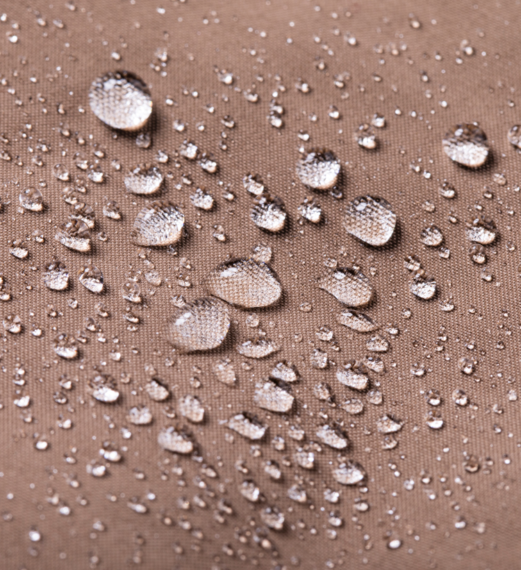 様々なシーンで活躍する雨に強い生地を採用！