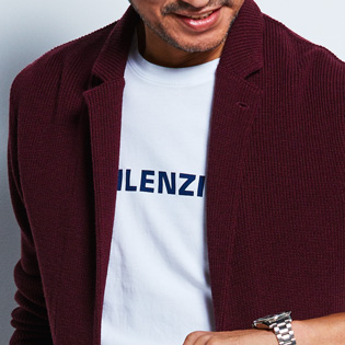 「ロゴＴシャツ」を大人っぽく着るには？【1分で出来る胸元お洒落】