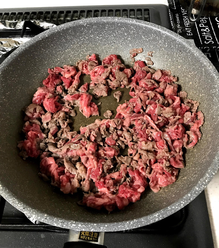 <p>2.フライパンに油を引き、牛肉をほぐしながら軽く炒める。</p>
