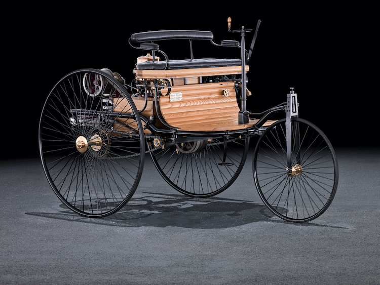 1886年に生まれた、史上初とも言われるガソリンエンジン車のベンツ・パテントモーターワーゲン